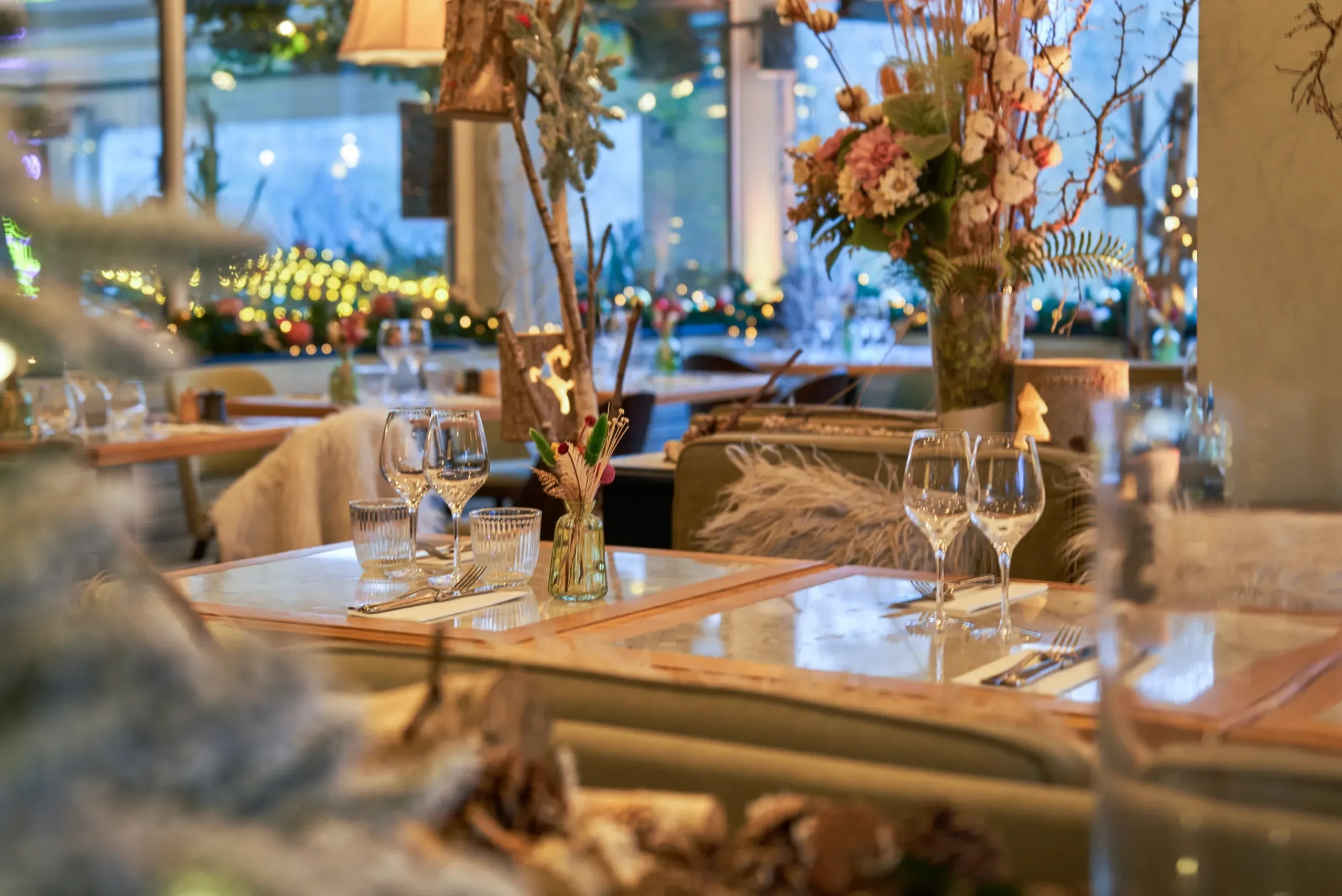 Intérieur moderne d'un restaurant lumineux avec tables dressées.