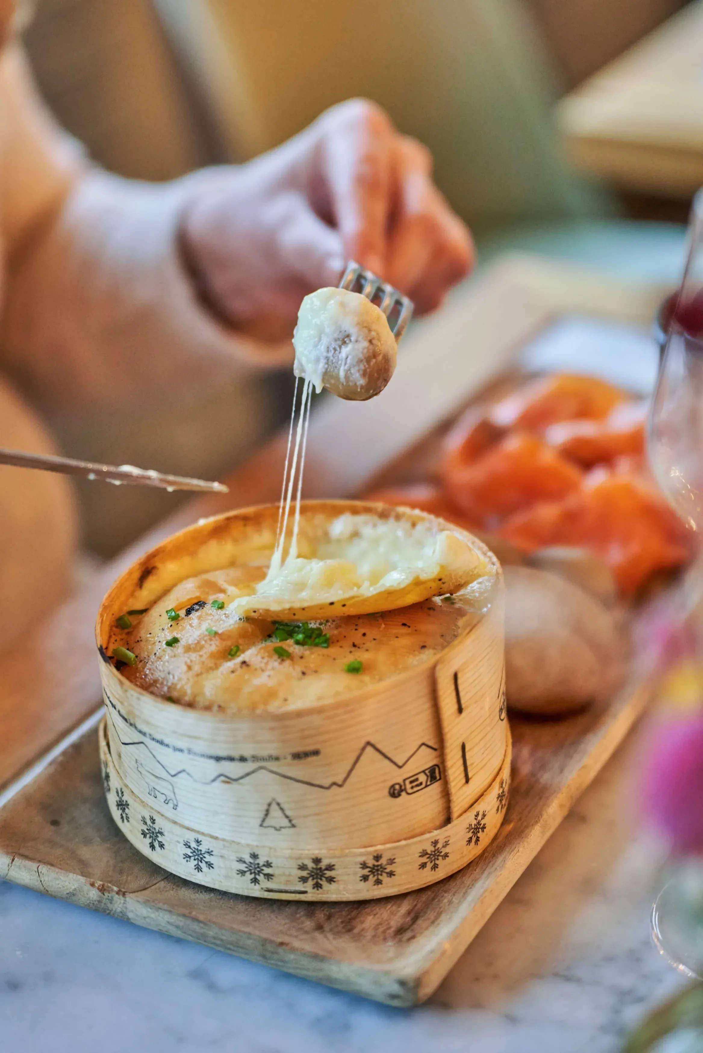 Dégustation de fromage fondu à la table.