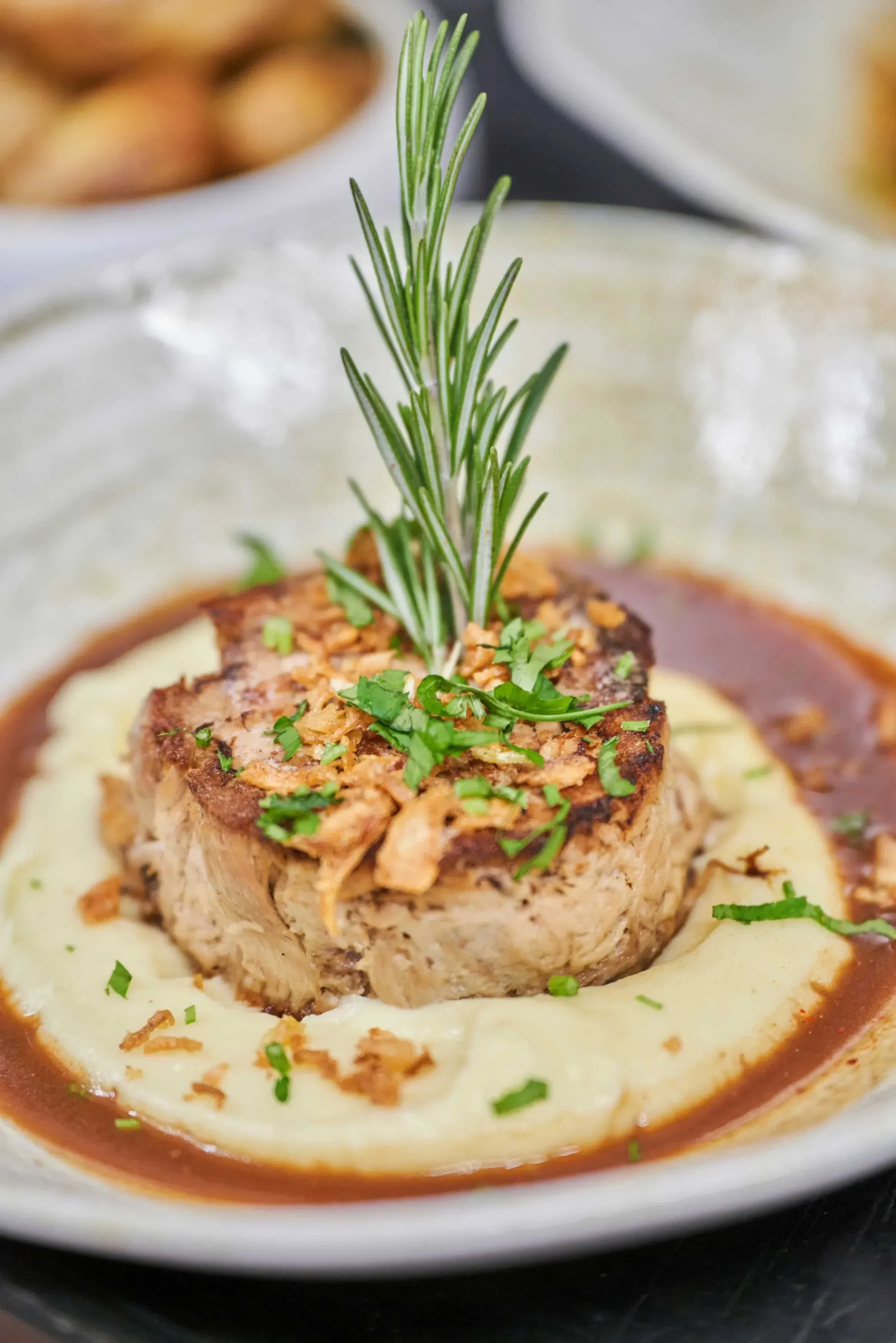 Filet mignon purée, herbes fraîches, cuisine gourmande