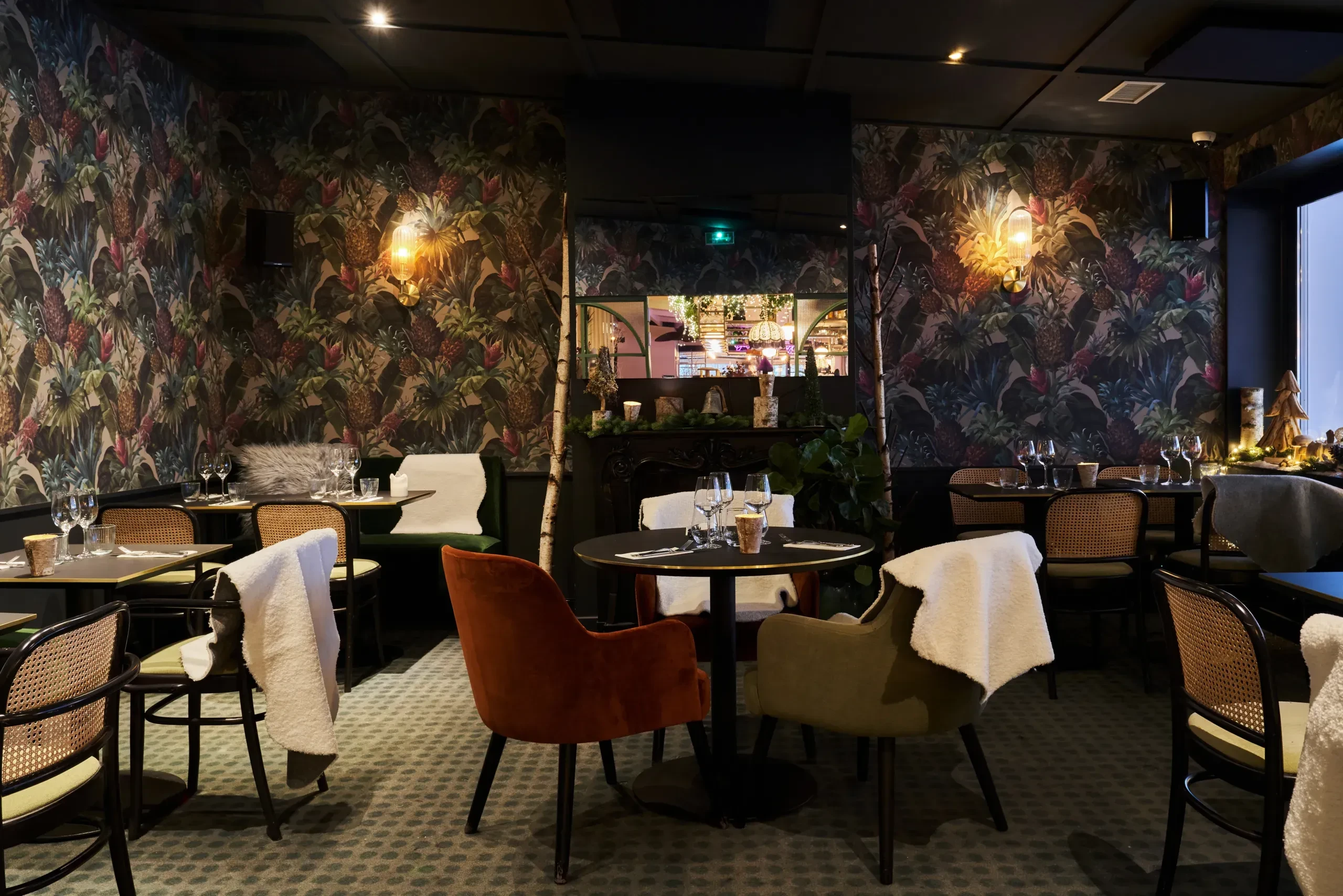 Intérieur d'un restaurant chic et confortable.