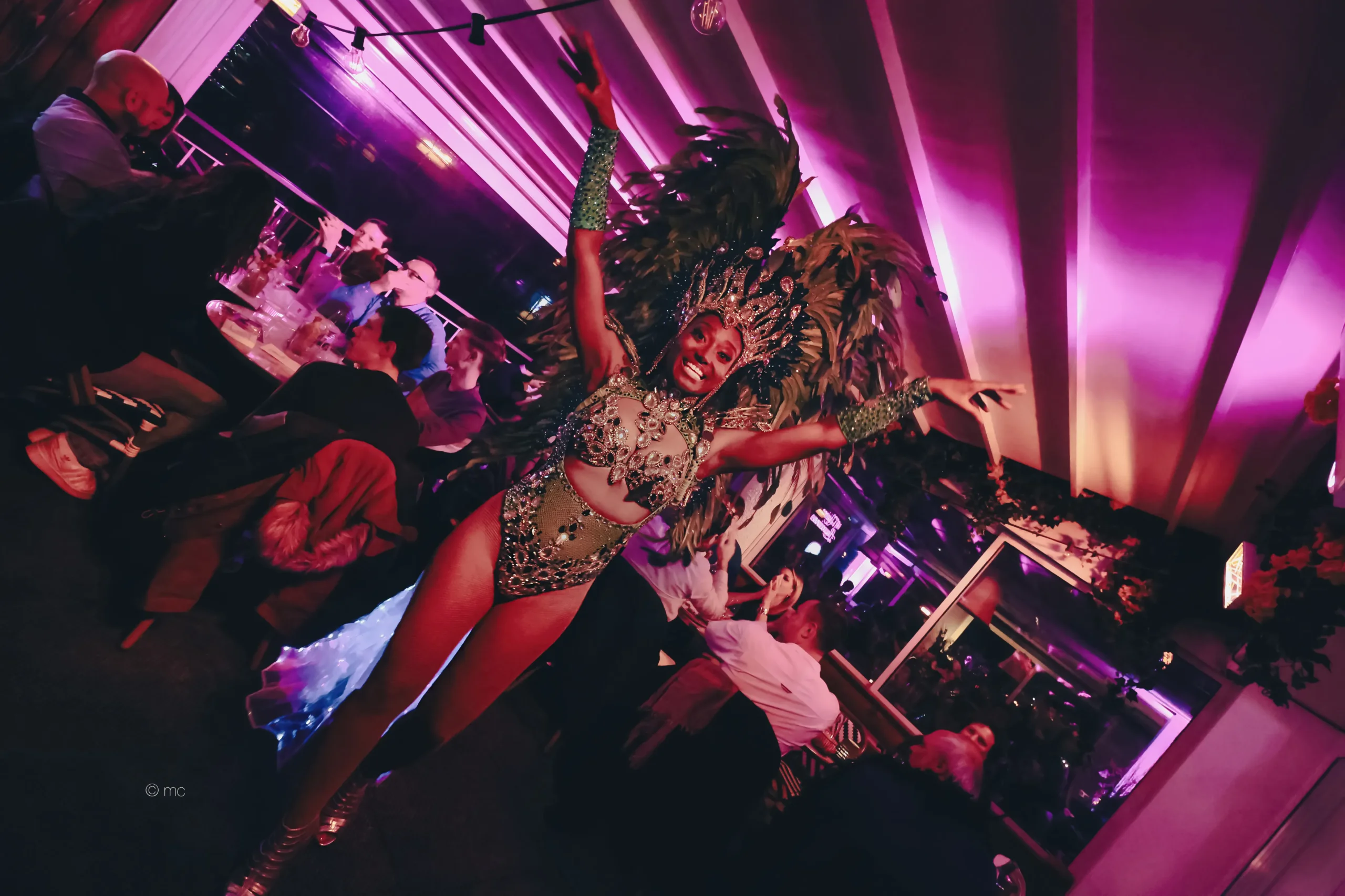 Danseuse en costume à plumes dans un restaurant