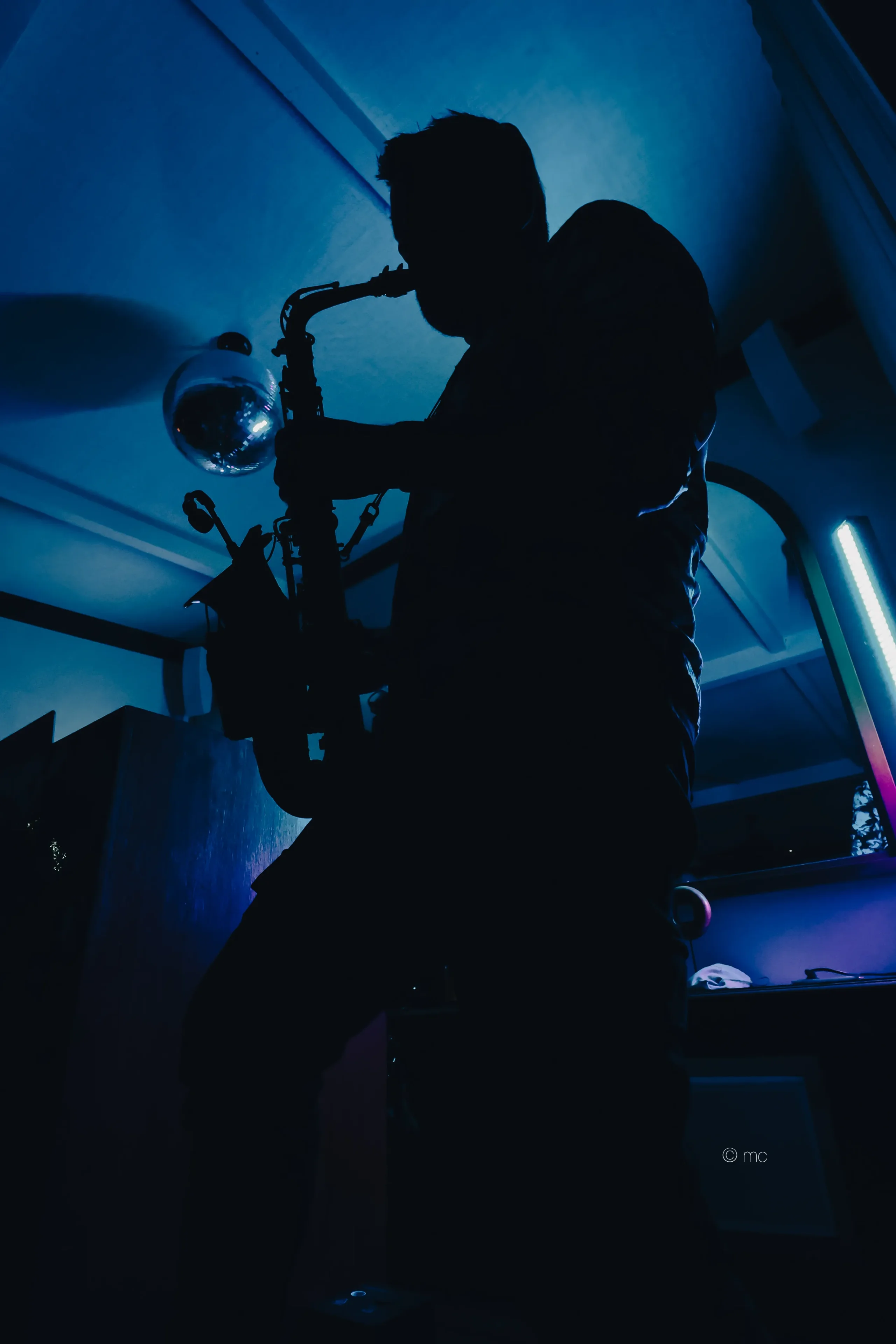 Silhouette d'un musicien jouant du saxophone.