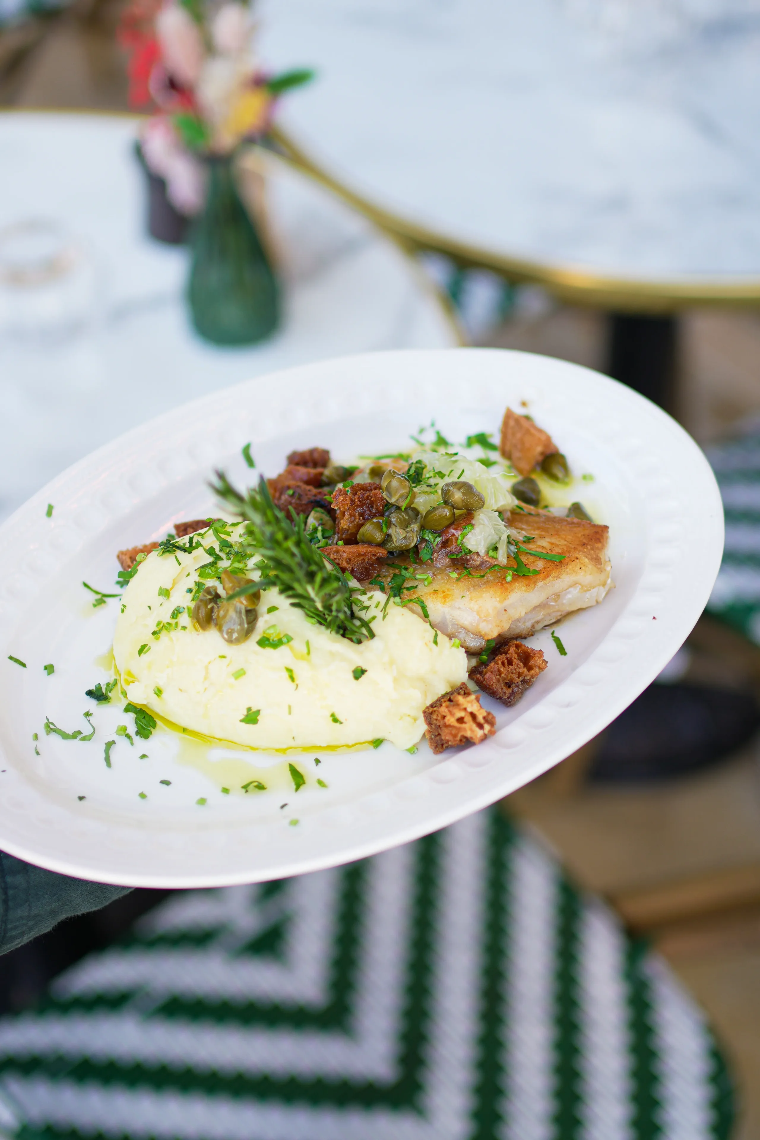 Plat de poisson avec purée et câpres.
