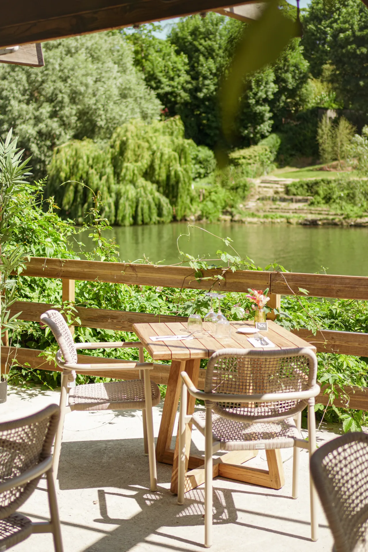 Terrasse tranquille avec vue sur la rivière verdoyante.