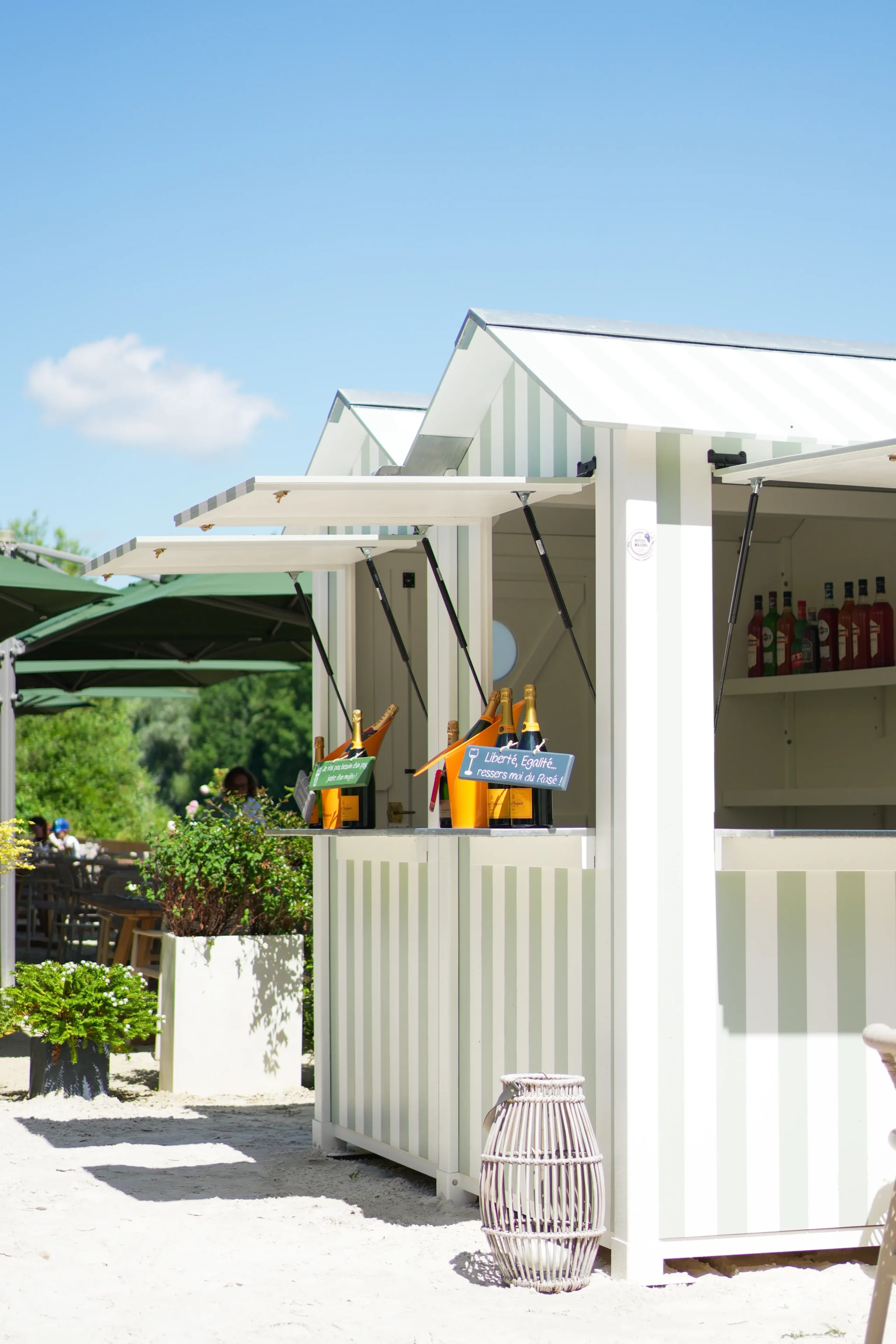Kiosque de plage avec bouteilles de champagne.