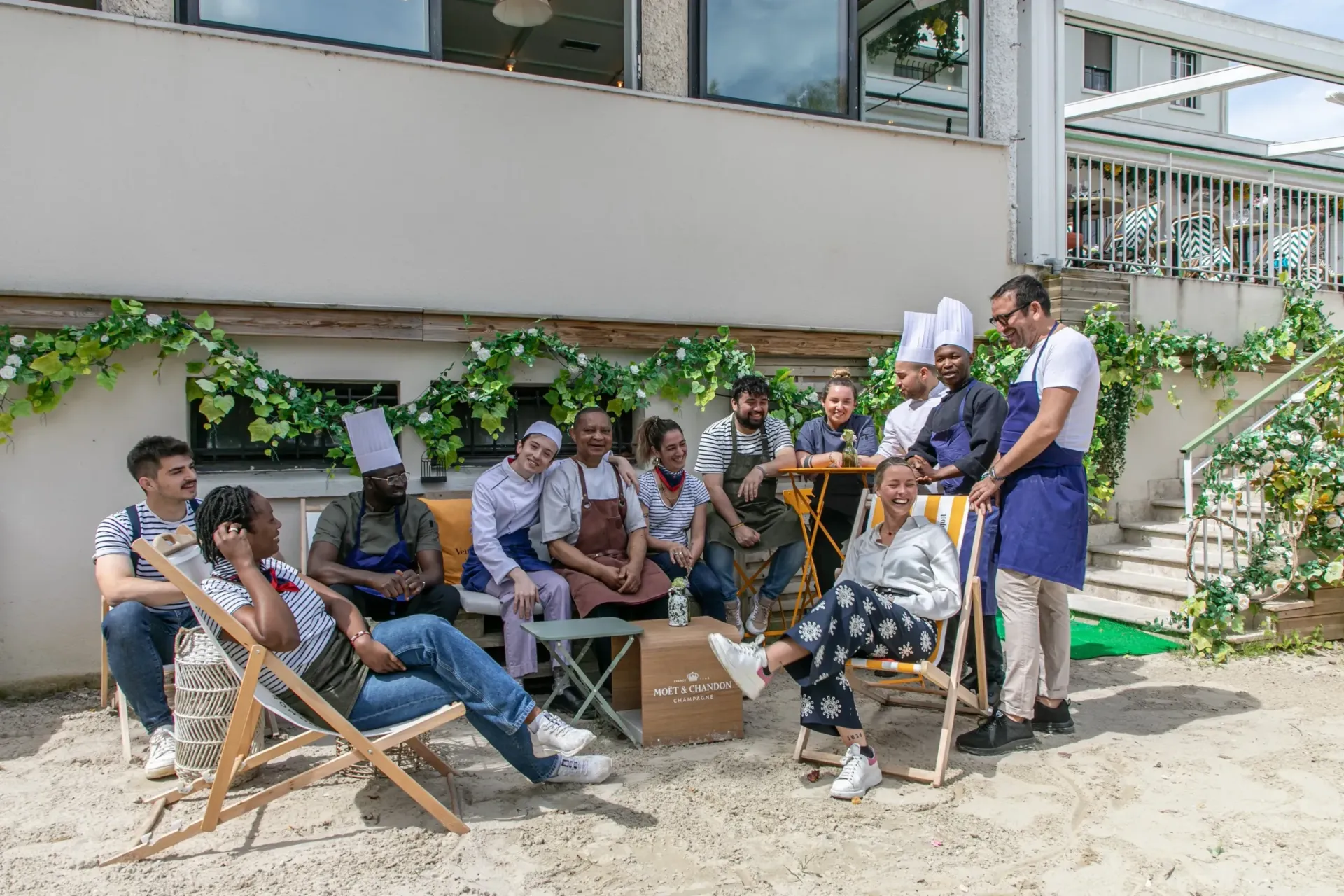 Groupe de personnes en extérieur, ambiance conviviale.