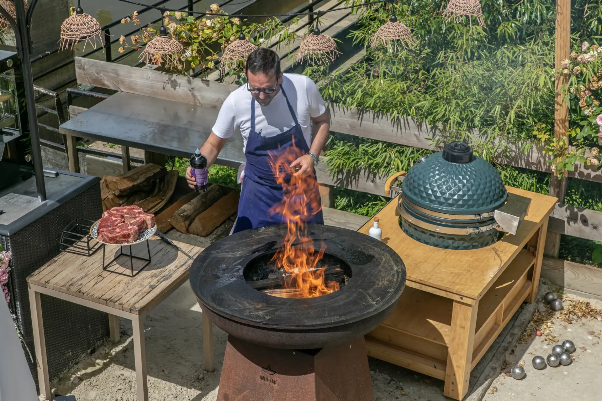 Homme cuisinant viande au barbecue en extérieur.