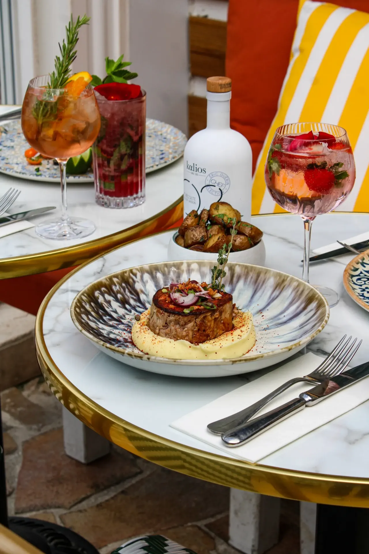 Table avec plats et cocktails délicieux au restaurant.
