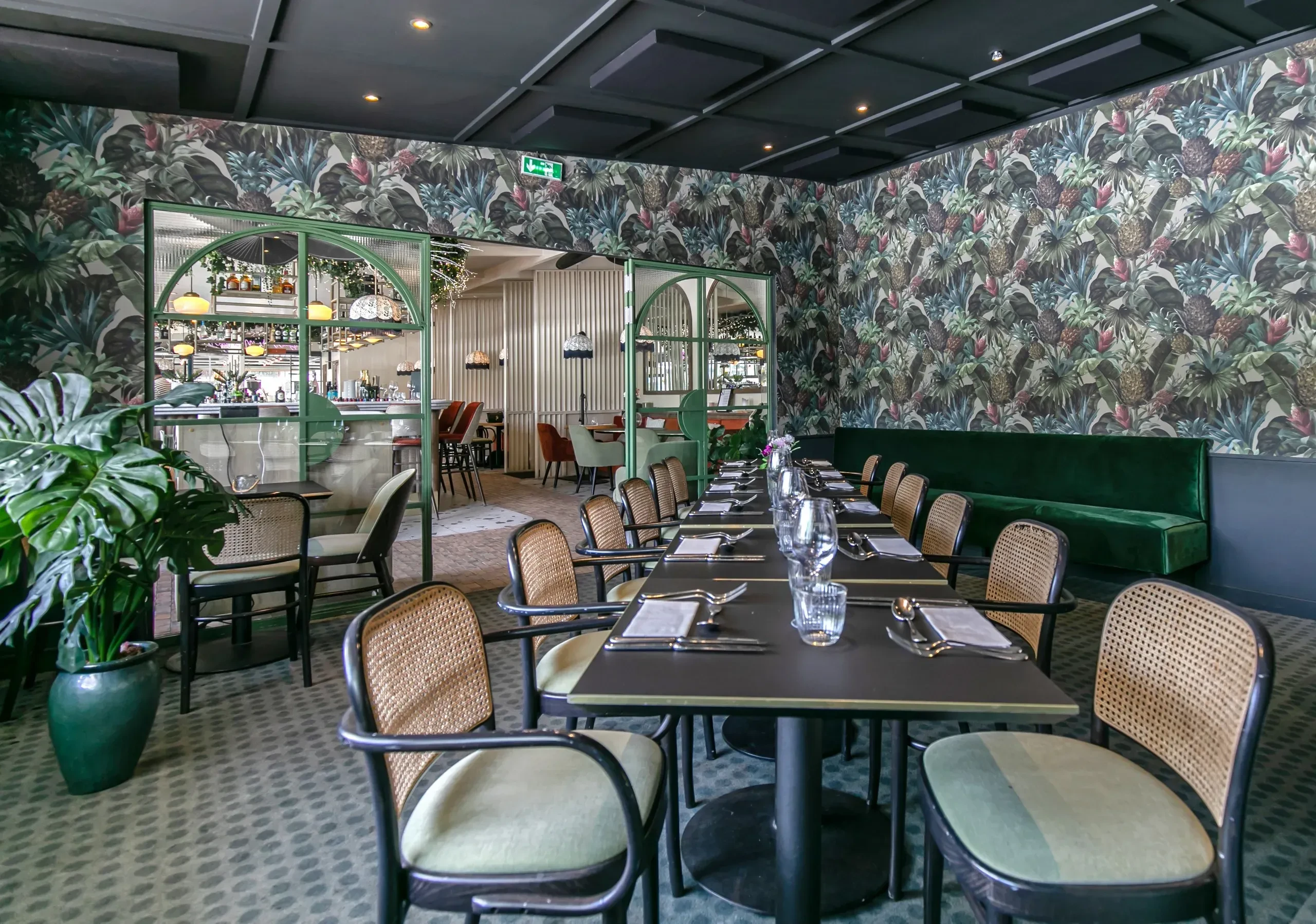 Salle à manger élégante avec décoration tropicale.