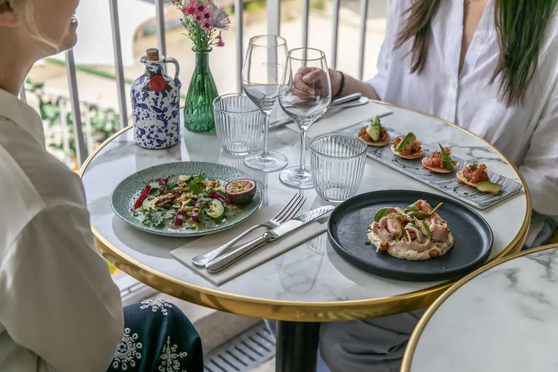 Repas gastronomique sur table élégante
