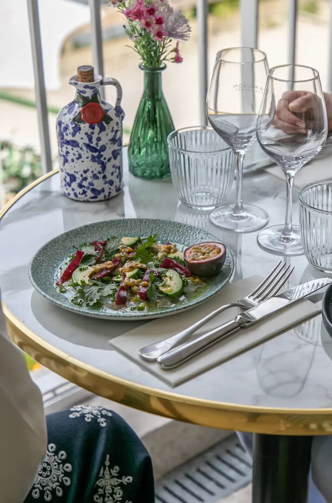 Assiette de salade sur table de restaurant chic.